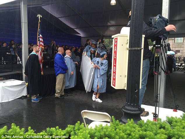 Πήγε στην τελετή αποφοίτησης αγκαλιά με το στρώμα στο οποίο βιάστηκε [εικόνες] | iefimerida.gr 0
