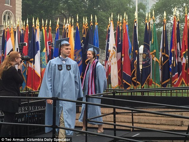 Πήγε στην τελετή αποφοίτησης αγκαλιά με το στρώμα στο οποίο βιάστηκε [εικόνες] | iefimerida.gr 2