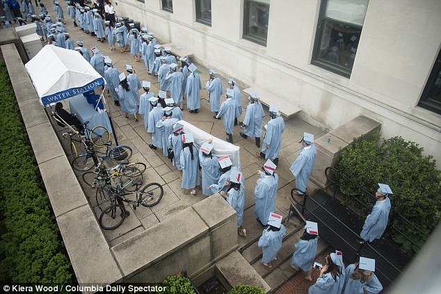 Πήγε στην τελετή αποφοίτησης αγκαλιά με το στρώμα στο οποίο βιάστηκε [εικόνες] | iefimerida.gr 3