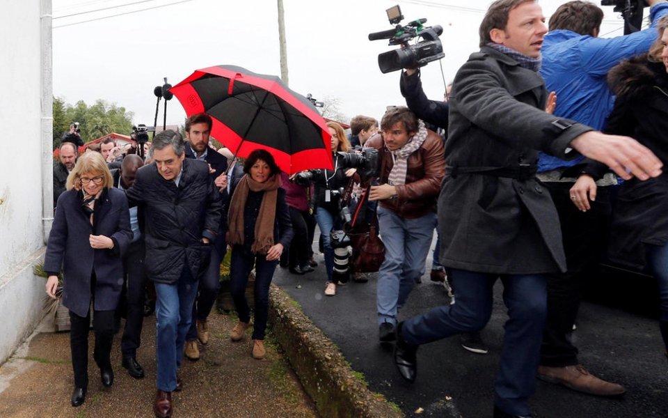 Καρέ-καρέ η στιγμή που διαδηλωτές ρίχνουν αυγά στον Φιγιόν -Παρενέβησαν οι βοηθοί του [εικόνες] | iefimerida.gr 3