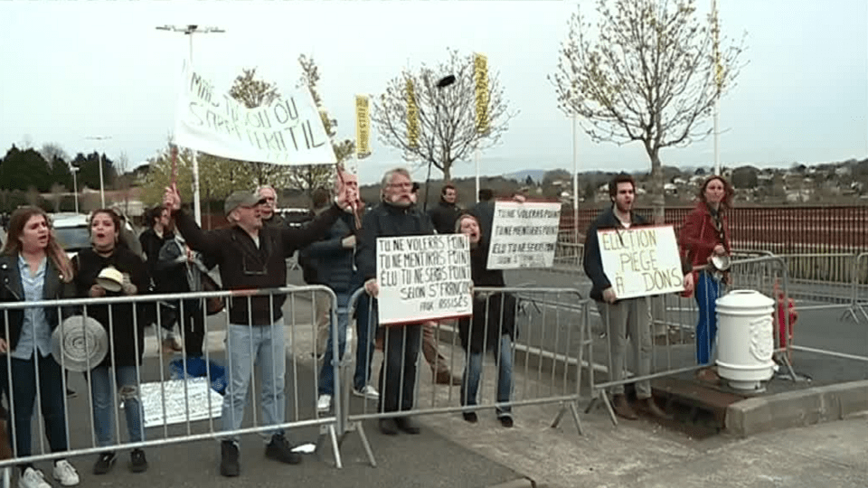 Καρέ-καρέ η στιγμή που διαδηλωτές ρίχνουν αυγά στον Φιγιόν -Παρενέβησαν οι βοηθοί του [εικόνες] | iefimerida.gr 4