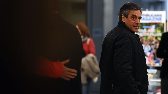 Καρέ-καρέ η στιγμή που διαδηλωτές ρίχνουν αυγά στον Φιγιόν -Παρενέβησαν οι βοηθοί του [εικόνες] | iefimerida.gr 5