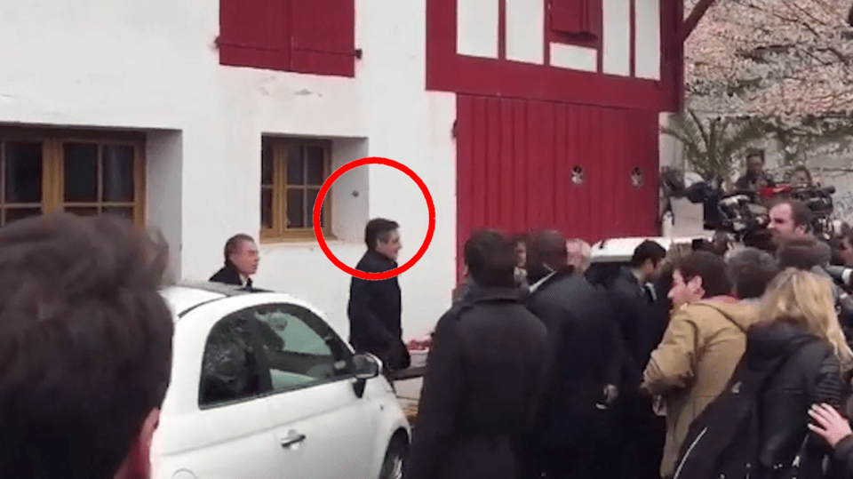 Καρέ-καρέ η στιγμή που διαδηλωτές ρίχνουν αυγά στον Φιγιόν -Παρενέβησαν οι βοηθοί του [εικόνες] | iefimerida.gr 6