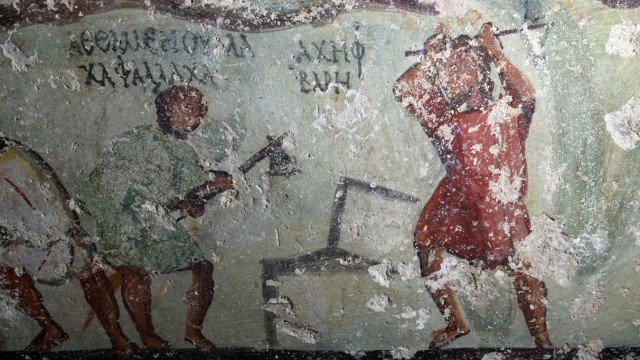 Όπως και στα κόμιξ, έτσι και εδώ, οι λεζάντες περιγράφουν τι λένε ή τι κάνουν οι διάφοροι χαρακτήρες
