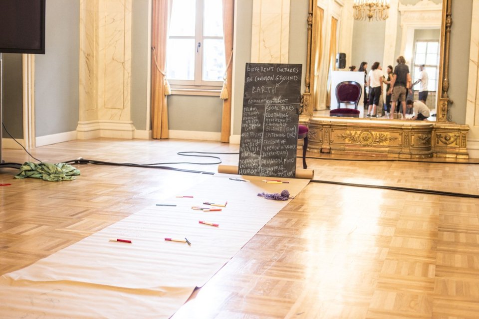 Πρόσφυγες καλλιτέχνες και ακτιβιστές στο Δημοτικό Θέατρο Πειραιά [εικόνες]  | iefimerida.gr 2