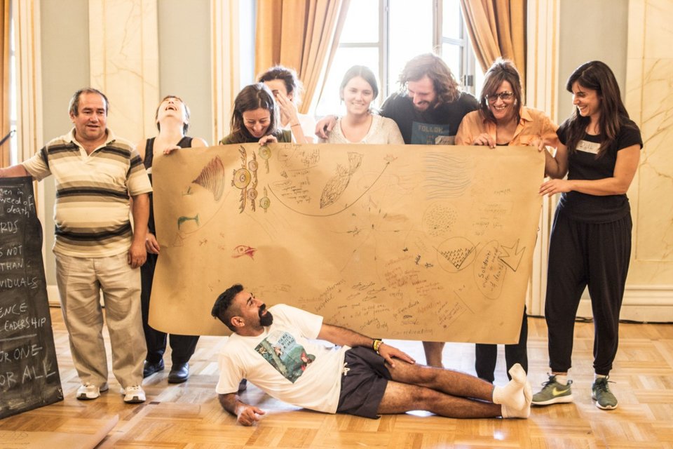 Πρόσφυγες καλλιτέχνες και ακτιβιστές στο Δημοτικό Θέατρο Πειραιά [εικόνες]  | iefimerida.gr 1