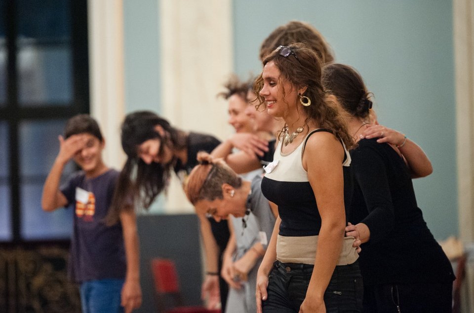 Πρόσφυγες καλλιτέχνες και ακτιβιστές στο Δημοτικό Θέατρο Πειραιά [εικόνες]  | iefimerida.gr 0