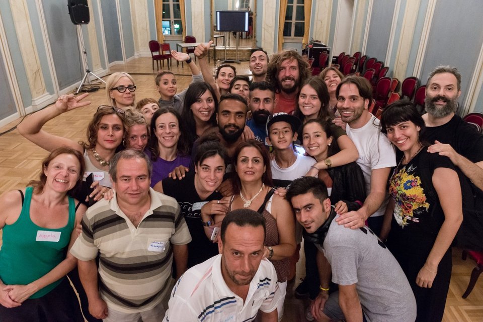 Πρόσφυγες καλλιτέχνες και ακτιβιστές στο Δημοτικό Θέατρο Πειραιά [εικόνες]  | iefimerida.gr 3