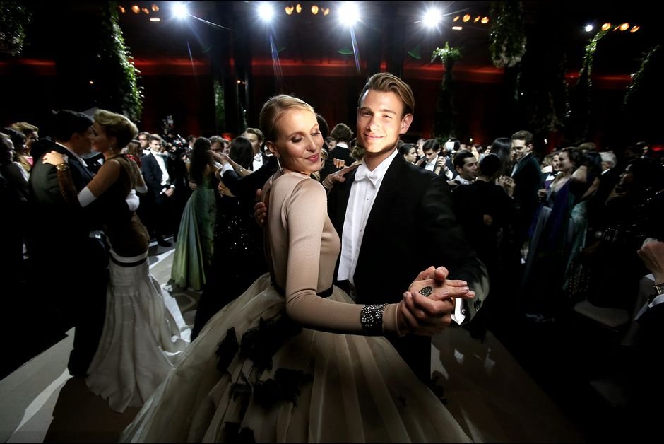 Υπάρχουν και σήμερα δούκισσες και κόμητες -Η αφρόκρεμα της Ευρώπης χόρεψε στο Παρίσι [εικόνες] | iefimerida.gr 4