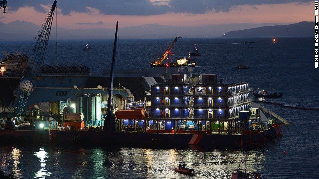 Tο Costa Concordia είναι και πάλι «όρθιο»-Από τα ξημερώματα δεσπόζει στην είσοδο του λιμανιού του νησιού Τζίλιο [βίντεο + εικονες] | iefimerida.gr 2