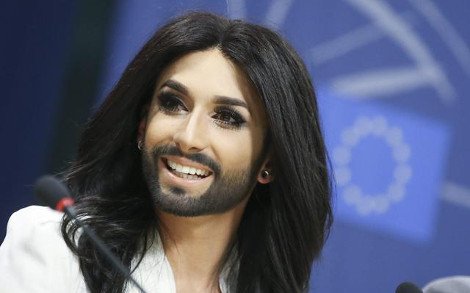 H Κοντσίτα με λευκό ταγέρ στο Ευρωκοινοβούλιο [εικόνες] | iefimerida.gr 1