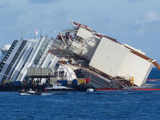 Οι πρώτες εικόνες από την ανέλκυση του 290 μέτρων και 10 ορόφων Costa Concordia  [εικόνες] | iefimerida.gr 12