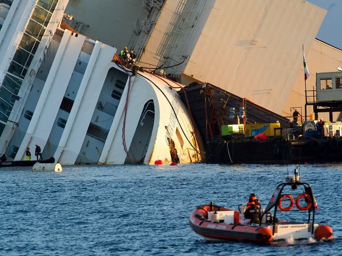 Οι πρώτες εικόνες από την ανέλκυση του 290 μέτρων και 10 ορόφων Costa Concordia  [εικόνες] | iefimerida.gr 13