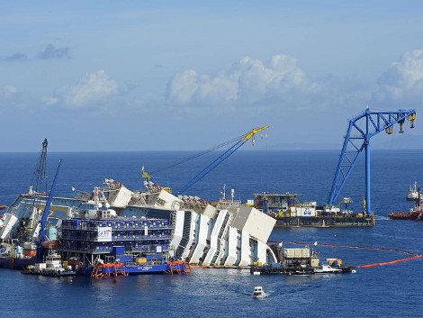 Οι πρώτες εικόνες από την ανέλκυση του 290 μέτρων και 10 ορόφων Costa Concordia  [εικόνες] | iefimerida.gr 7