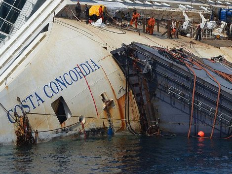 Οι πρώτες εικόνες από την ανέλκυση του 290 μέτρων και 10 ορόφων Costa Concordia  [εικόνες] | iefimerida.gr 8