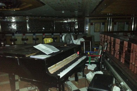 Ανατριχιαστικές φωτογραφίες από το εσωτερικό του Costa Concordia -Το άθικτο πιάνο, το ρημαγμένο μπαρ και τα γεμάτα λάσπη δωμάτια [εικόνες&βίντεο] | iefimerida.gr 1