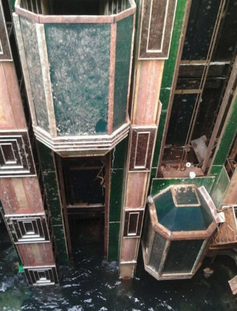 Ανατριχιαστικές φωτογραφίες από το εσωτερικό του Costa Concordia -Το άθικτο πιάνο, το ρημαγμένο μπαρ και τα γεμάτα λάσπη δωμάτια [εικόνες&βίντεο] | iefimerida.gr 2