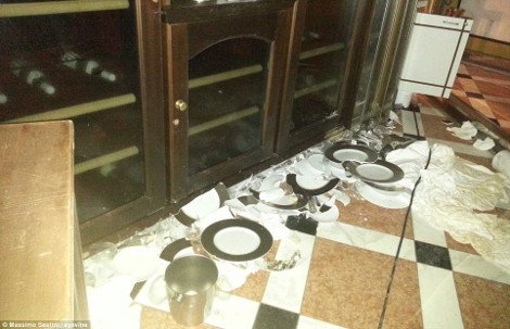 Ανατριχιαστικές φωτογραφίες από το εσωτερικό του Costa Concordia -Το άθικτο πιάνο, το ρημαγμένο μπαρ και τα γεμάτα λάσπη δωμάτια [εικόνες&βίντεο] | iefimerida.gr 4