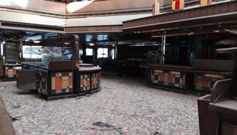 Ανατριχιαστικές φωτογραφίες από το εσωτερικό του Costa Concordia -Το άθικτο πιάνο, το ρημαγμένο μπαρ και τα γεμάτα λάσπη δωμάτια [εικόνες&βίντεο] | iefimerida.gr 6