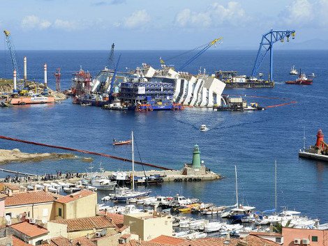 Οι πρώτες εικόνες από την ανέλκυση του 290 μέτρων και 10 ορόφων Costa Concordia  [εικόνες] | iefimerida.gr 6