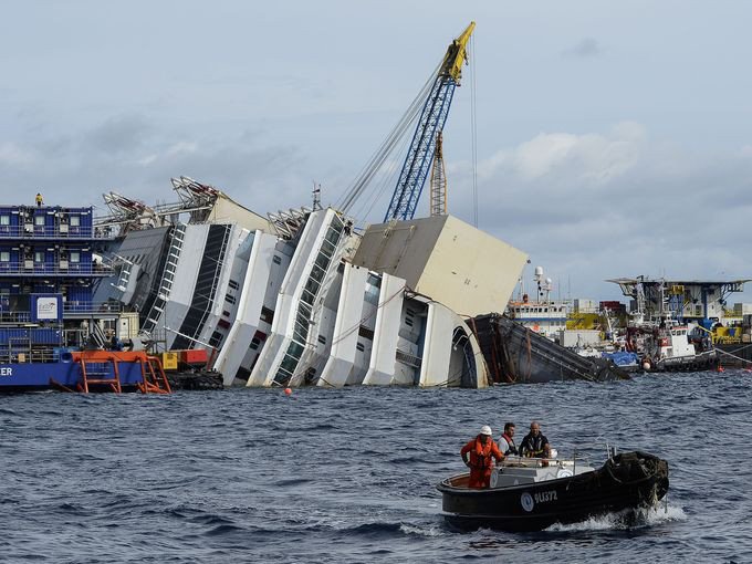 Οι πρώτες εικόνες από την ανέλκυση του 290 μέτρων και 10 ορόφων Costa Concordia  [εικόνες] | iefimerida.gr 10