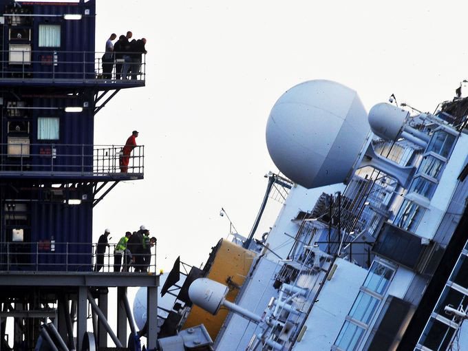 Οι πρώτες εικόνες από την ανέλκυση του 290 μέτρων και 10 ορόφων Costa Concordia  [εικόνες] | iefimerida.gr 11