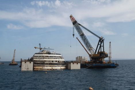 Ξεκίνησε η ανέλκυση του Costa Concordia: Θα το πάνε ως τη Γένοβα για να το κομματιάσουν[εικόνες] | iefimerida.gr 9
