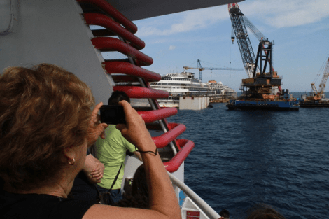 Ξεκίνησε η ανέλκυση του Costa Concordia: Θα το πάνε ως τη Γένοβα για να το κομματιάσουν[εικόνες] | iefimerida.gr 0
