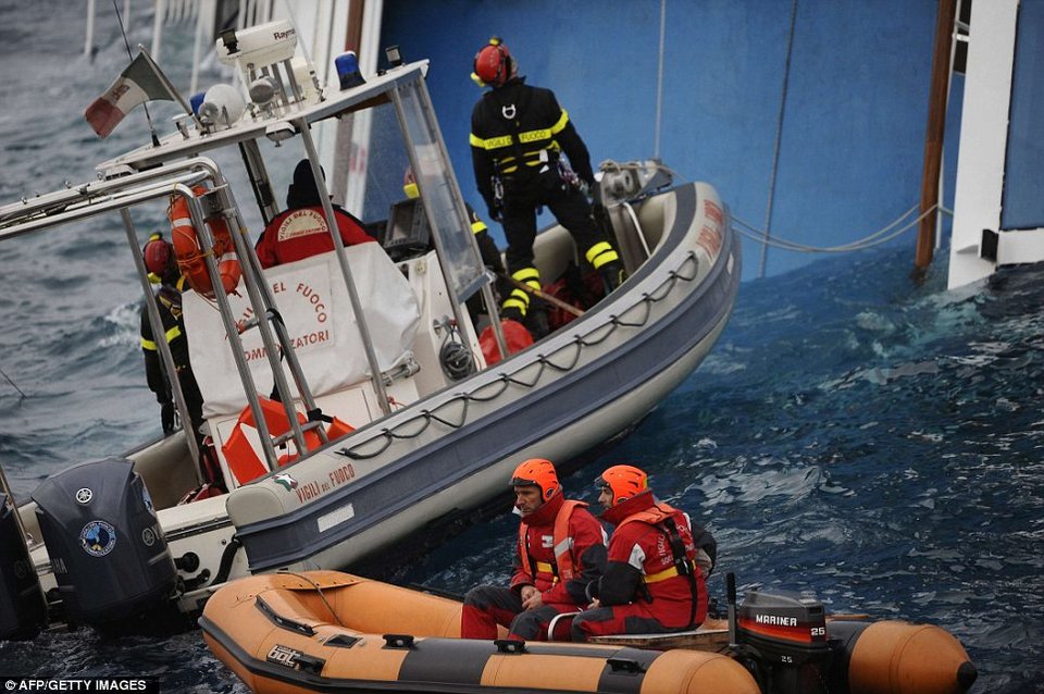 Συγκλονιστικές υποβρύχιες εικόνες από το ναυάγιο του «Κονκόρντια» | iefimerida.gr 9