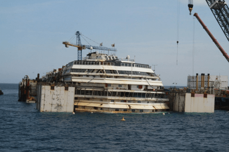 Ξεκίνησε η ανέλκυση του Costa Concordia: Θα το πάνε ως τη Γένοβα για να το κομματιάσουν[εικόνες] | iefimerida.gr 7