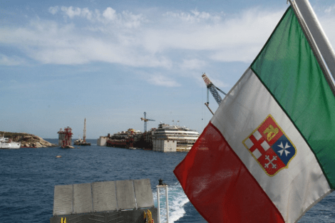 Ξεκίνησε η ανέλκυση του Costa Concordia: Θα το πάνε ως τη Γένοβα για να το κομματιάσουν[εικόνες] | iefimerida.gr 5