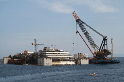 Ξεκίνησε η ανέλκυση του Costa Concordia: Θα το πάνε ως τη Γένοβα για να το κομματιάσουν[εικόνες] | iefimerida.gr 4