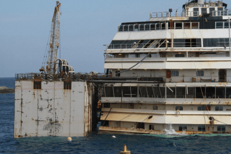 Ξεκίνησε η ανέλκυση του Costa Concordia: Θα το πάνε ως τη Γένοβα για να το κομματιάσουν[εικόνες] | iefimerida.gr 3