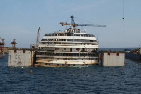 Ξεκίνησε η ανέλκυση του Costa Concordia: Θα το πάνε ως τη Γένοβα για να το κομματιάσουν[εικόνες] | iefimerida.gr 2