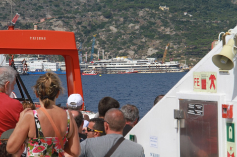 Ξεκίνησε η ανέλκυση του Costa Concordia: Θα το πάνε ως τη Γένοβα για να το κομματιάσουν[εικόνες] | iefimerida.gr 1