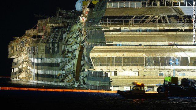 Tο Costa Concordia είναι και πάλι «όρθιο»-Από τα ξημερώματα δεσπόζει στην είσοδο του λιμανιού του νησιού Τζίλιο [βίντεο + εικονες] | iefimerida.gr 4