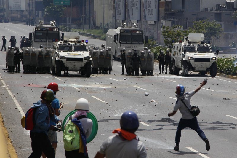 Βενεζουέλα: Νέες ταραχές και δύο νεκροί στις «πορείες των περιττωμάτων» [εικόνες & βίντεο]  | iefimerida.gr 3