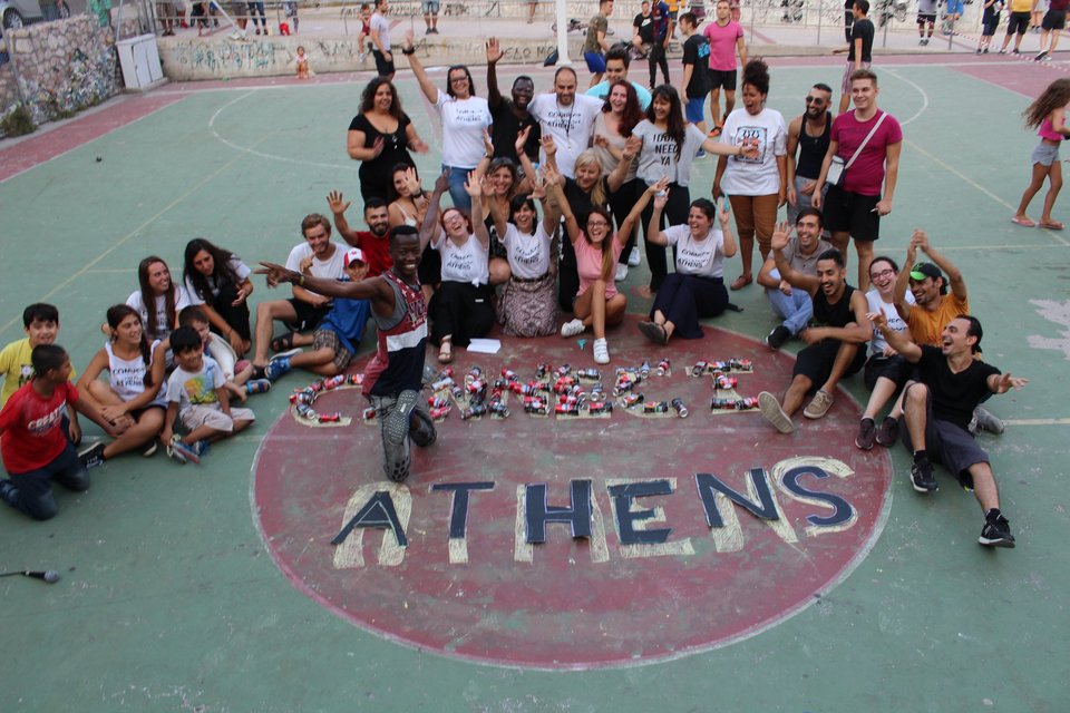 «Καλούμε τους πολίτες της Αθήνας να φέρουν εκείνη την ημέρα μαζί τους ένα ανακυκλώσιμο υλικό από αλουμίνιο, γυαλί, χαρτόνι λευκού ή μαύρου χρώματος»