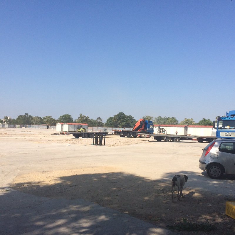 Μπήκαν τα κοντέινερ στον Ελαιώνα -Θέμα χρόνου να φύγουν από το Πεδίον του Άρεως οι μετανάστες [εικόνες] | iefimerida.gr 0