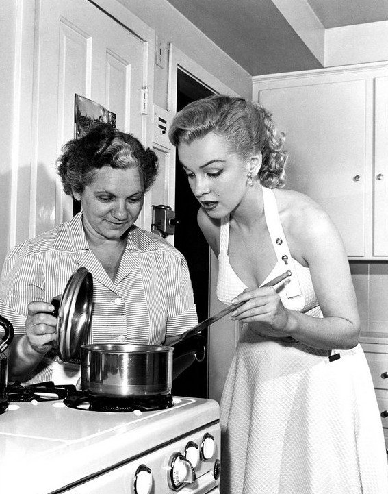 Οταν η Μέριλιν Μονρόε και η Σοφία Λόρεν έπιασαν την κουτάλα -Διάσημοι στην κουζίνα [εικόνες] | iefimerida.gr 7
