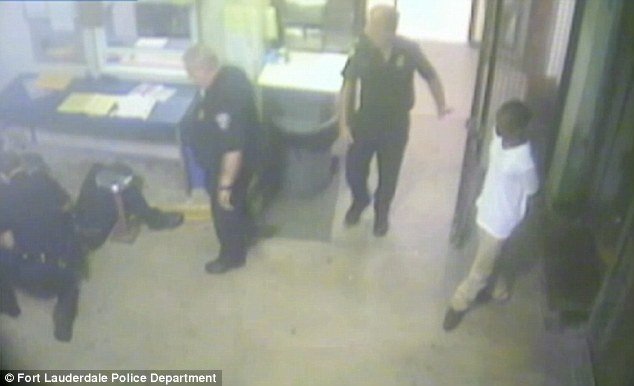 Νεαρός κακοποιός σώζει από σίγουρο θάνατο τον αστυνομικό που τον συνέλαβε [εικόνες και βίντεο] | iefimerida.gr 1