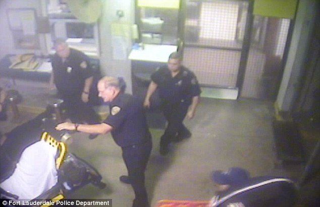 Νεαρός κακοποιός σώζει από σίγουρο θάνατο τον αστυνομικό που τον συνέλαβε [εικόνες και βίντεο] | iefimerida.gr 4