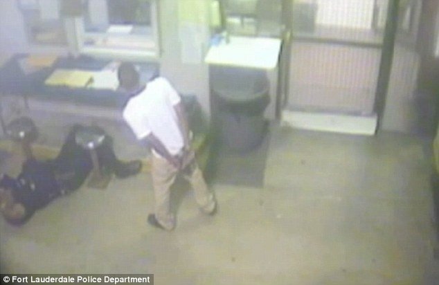 Νεαρός κακοποιός σώζει από σίγουρο θάνατο τον αστυνομικό που τον συνέλαβε [εικόνες και βίντεο] | iefimerida.gr 0