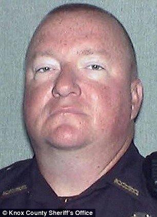 Βοηθός σερίφη επιχειρεί να πνίξει φοιτητή -Σοκάρουν τα καρέ που κατέγραψαν το συμβάν [εικόνες] | iefimerida.gr 5