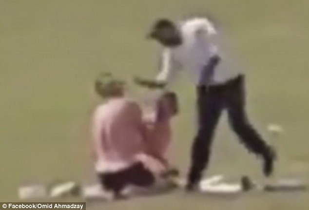 Πατέρας χαστούκισε άνδρα που έκανε σεξ σε πάρκο γεμάτο με παιδιά στην Αγγλία [εικόνες] | iefimerida.gr 0