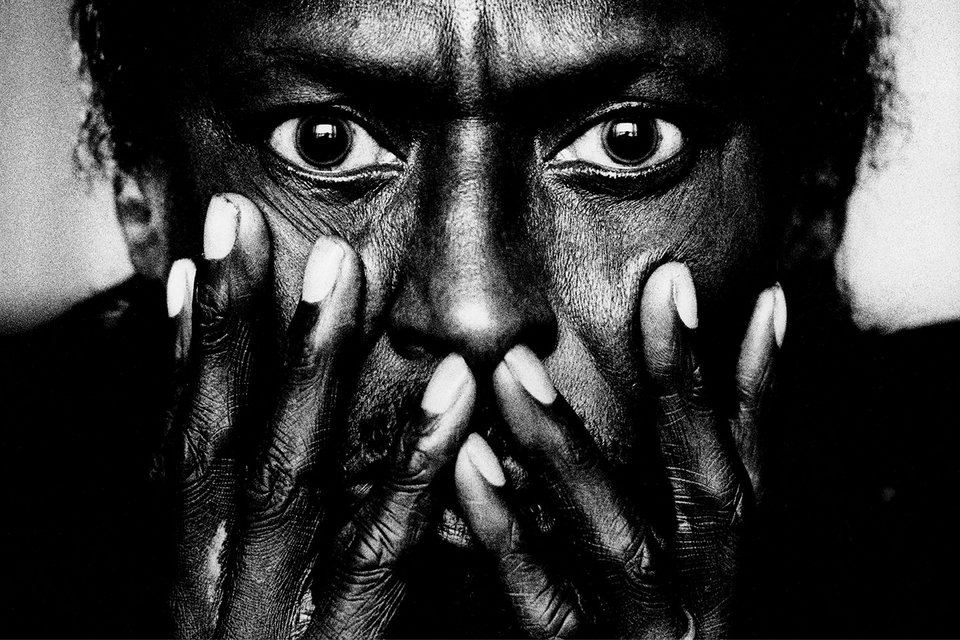  Μεγάλη αναδρομική του σκηνοθέτη και σπουδαίου φωτογράφου των ροκ σταρ  Άντον Κορμπέιν [εικόνες, βίντεο] | iefimerida.gr 1