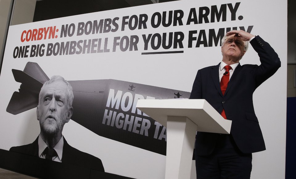 Η Μέι ξεκίνησε τον προεκλογικό αγώνα με αφίσα κατά του Κόρμπιν [εικόνα]  | iefimerida.gr 1