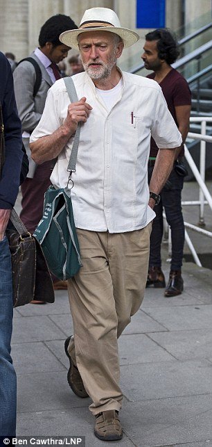 Τζέρεμι Κόρμπιν, ο πολιτικός με το προφίλ ΣΥΡΙΖΑ, φαβορί για ηγέτης των Σοσιαλιστών της Αγγλίας [εικόνες] | iefimerida.gr 3