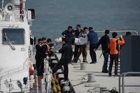 Φρίκη στη Ν. Κορέα: Οι δύτες εντόπισαν καμπίνες γεμάτες πτώματα στο βυθισμένο φέρι [εικόνες] | iefimerida.gr 1