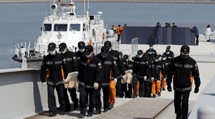 Φρίκη στη Ν. Κορέα: Οι δύτες εντόπισαν καμπίνες γεμάτες πτώματα στο βυθισμένο φέρι [εικόνες] | iefimerida.gr 2